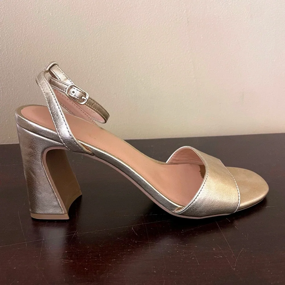 Old Navy Womens Gold Metallic Block Heel Ankle Strap Sandals Size 8 - Picture 3 of 9